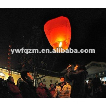 lanternas chinesas relativas à promoção e tradicionais do céu da chama nenhuns com papel fireretardant e fireproofed